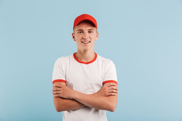 Retrato de um adolescente casual sorridente com boné vermelho