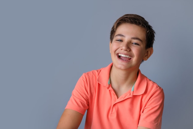 Foto retrato de um adolescente com emoções diferentes