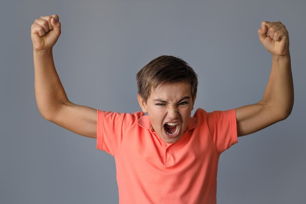 Foto retrato de um adolescente com emoções diferentes