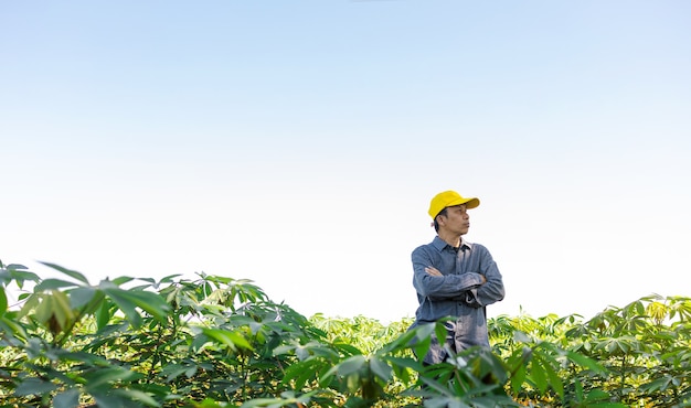 Retrato de um agricultor asiático do sexo masculino durante o dia em sua orgulhosa fazenda.