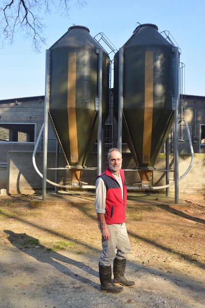 Retrato, de, um, agricultor, ligado, a, exterior, de, um, grange, com, grão, storege