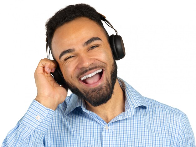 Retrato, de, um, alegre, jovem, homem afro americano, escutar música, com, fones