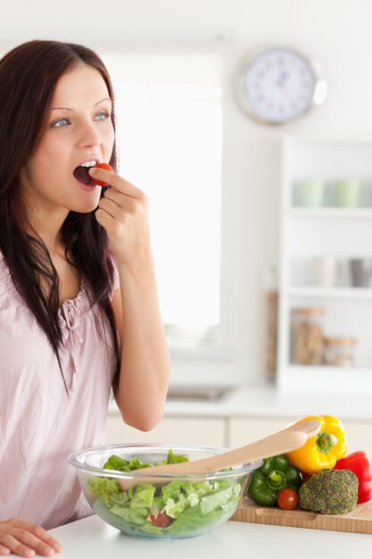 Retrato, de, um, alegre, mulher comendo, legumes