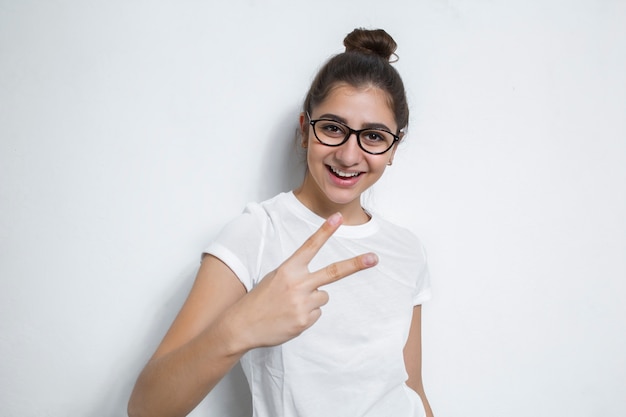 Retrato, de, um, alegre, mulher jovem