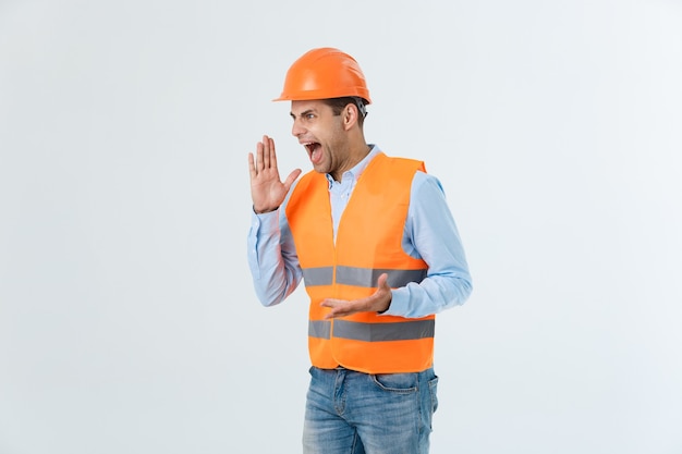 Retrato de um arquiteto ou designer masculino confuso, sente-se estressado, nervoso, mantém a mão na cabeça, encara a planta. Homem exausto cria projeto de construção sozinho, tem alguns problemas