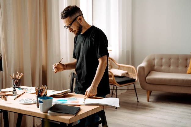 Retrato de um artista masculino concentrado dando uma aulaEstilo de vida Emoções reais