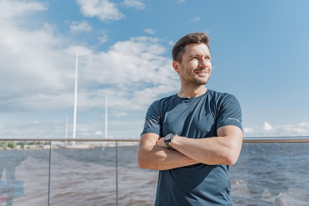 Retrato de um atleta de personalidade confiante de treinador aquece antes de um treino forte em esportes