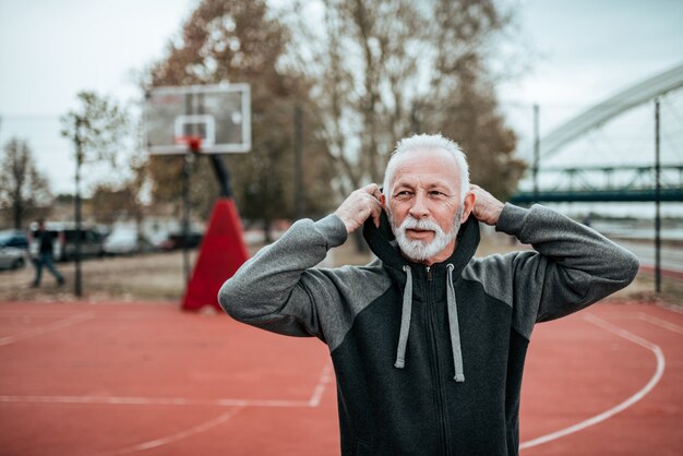 Retrato de um atleta sênior ao ar livre.