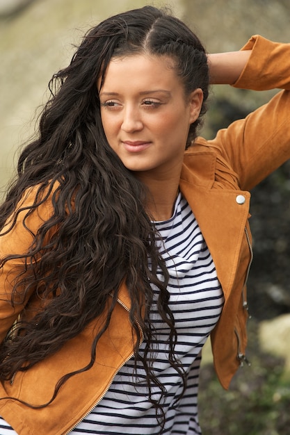 Foto retrato, de, um, atraente, mulher jovem, posar, ao ar livre, em, jaqueta couro