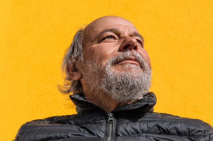 Foto retrato de um avô aposentado confiante e maduro na pequena cidade