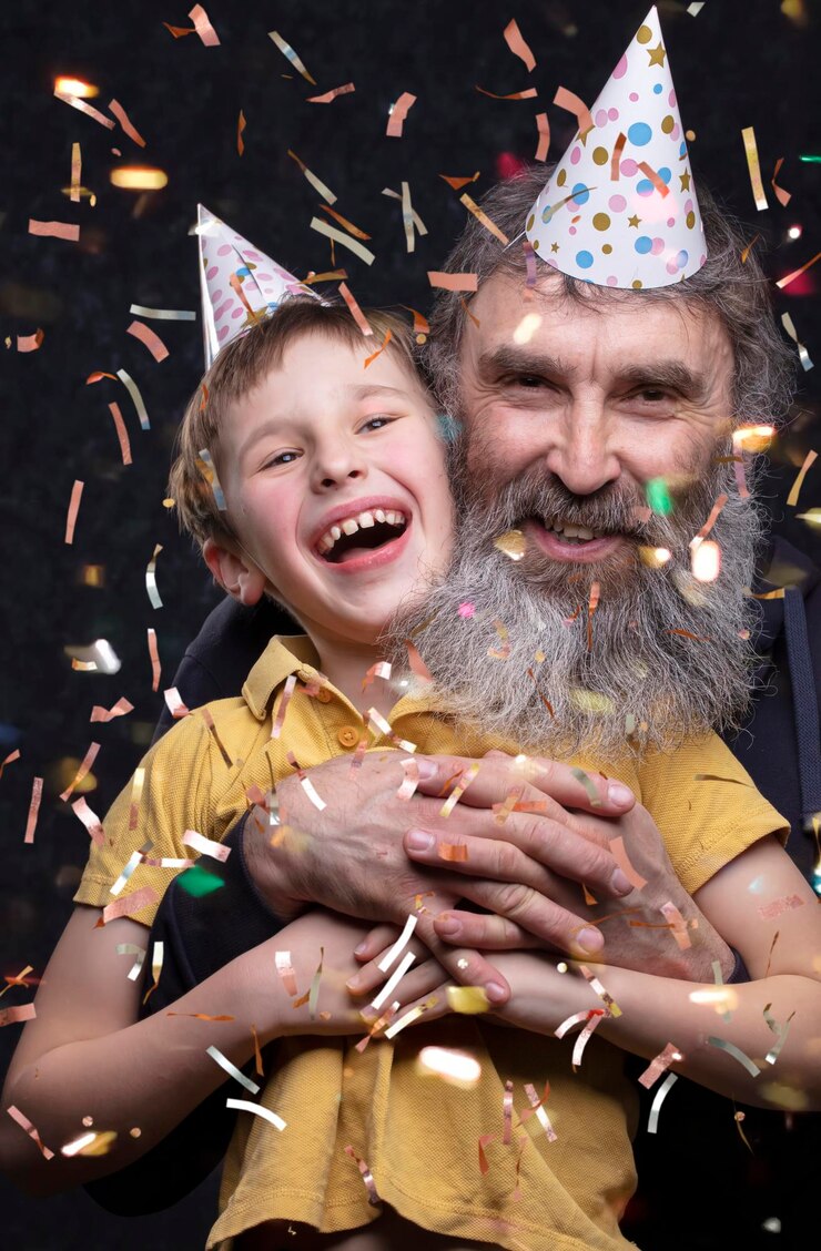 Foto retrato de um avô feliz com barba e neto do aniversariante em um fundo preto