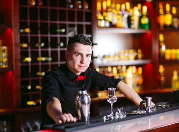 Retrato de um barman bonito.