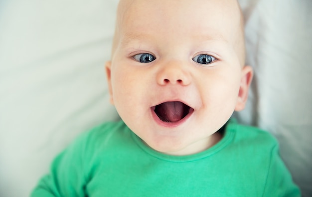 Retrato de um bebê alegre de 6 meses