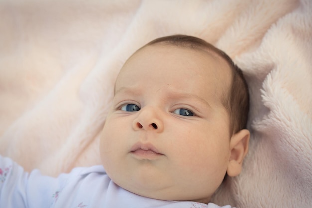 Retrato de um bebê bonito deitado na cama