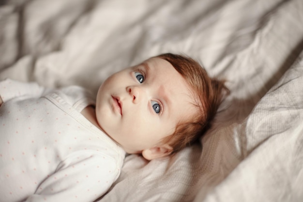 Retrato de um bebé bonito deitado na cama