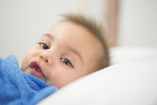 Retrato de um bebé bonito deitado na cama