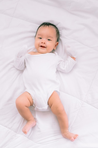 Retrato de um bebé bonito deitado na cama