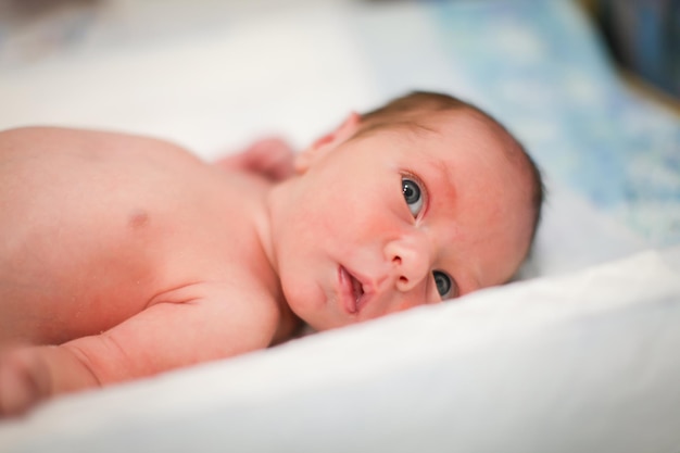 Retrato de um bebé bonito deitado na cama