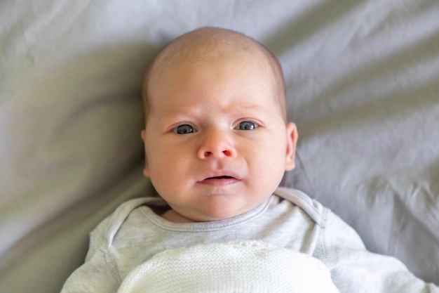 Retrato de um bebê bonito deitado na cama