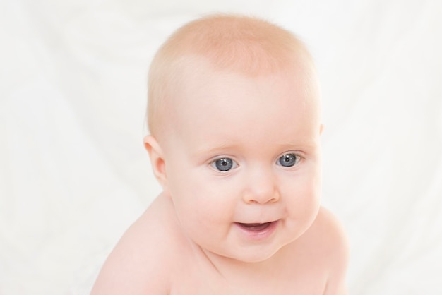 Foto retrato de um bebê bonito em uma fralda