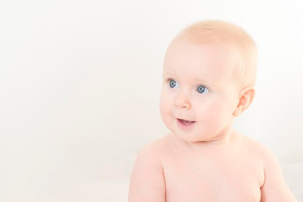 Foto retrato de um bebê bonito em uma fralda