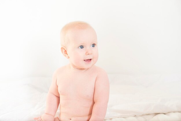 Foto retrato de um bebê bonito em uma fralda