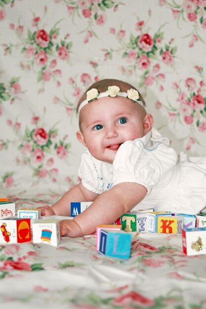 Foto retrato de um bebê bonito na cama em casa