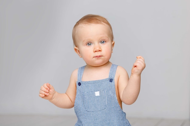 Retrato de um bebê com olhos azuis sobre um fundo branco claro para publicidade Alta qualidade
