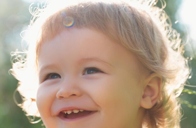 Retrato de um bebê feliz rindo close-up crianças positivas macro rosto crianças sorrindo sorriso fofo