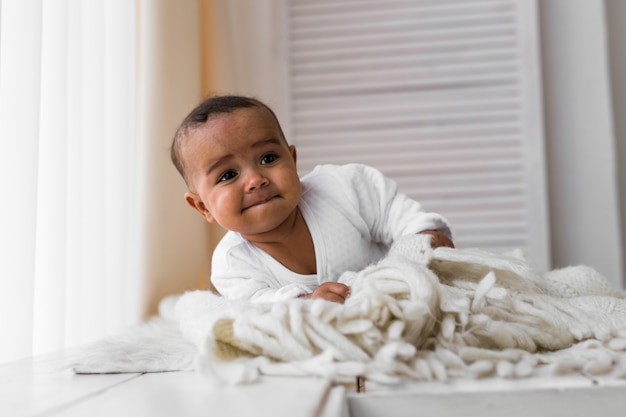 Retrato de um bebê fofo de raça mista.