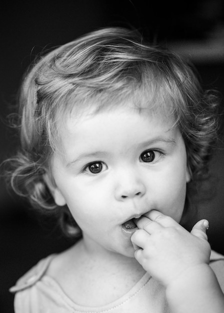 Retrato de um bebê fofo Feche o rosto de crianças caucasianas Closeup cabeça de criança engraçada