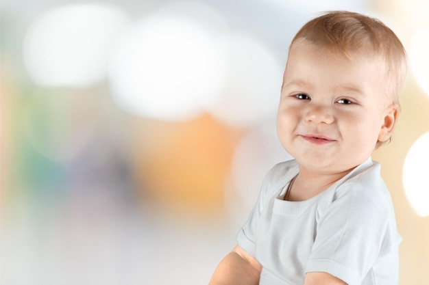 Retrato de um bebê fofo no fundo desfocado