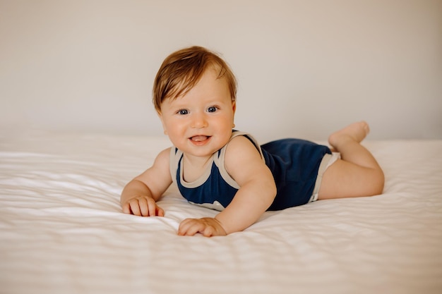 retrato de um bebê na cama em um fundo branco