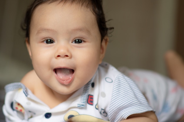 Retrato de um bebê na cama