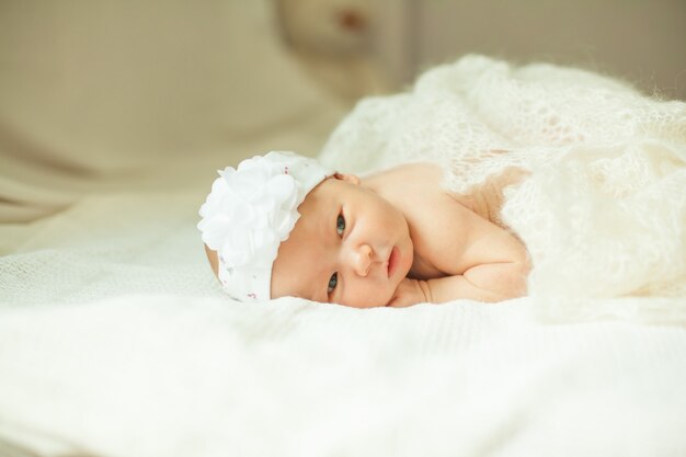 retrato de um bebê recém-nascido na cama dos pais.