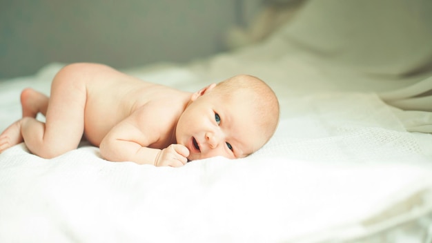 Retrato de um bebê recém-nascido na cama dos pais