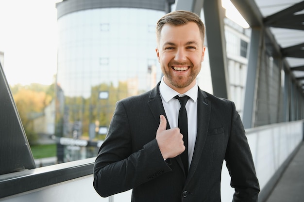 Retrato de um belo empresário em um ambiente urbano