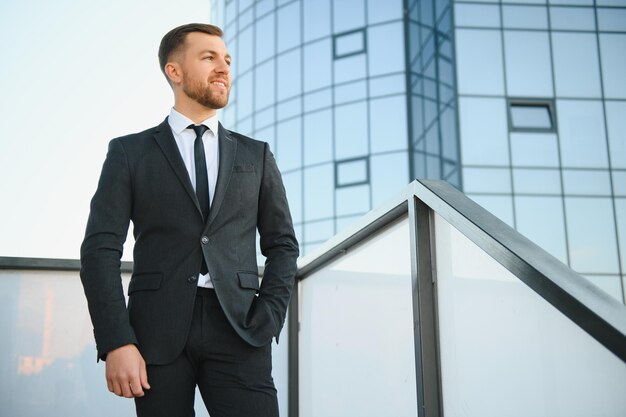 Retrato de um belo empresário em um ambiente urbano