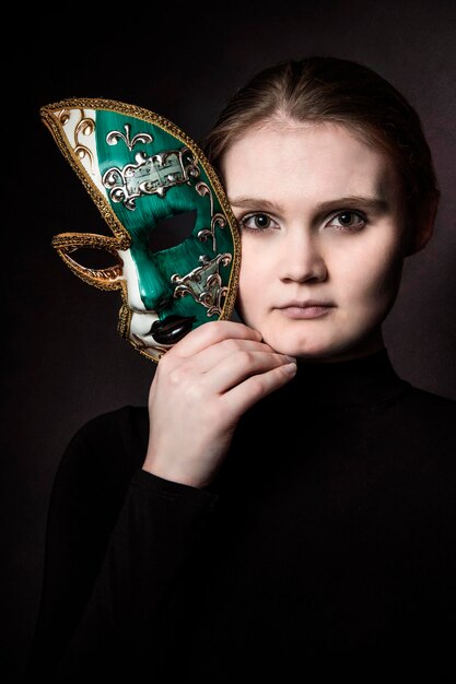 Foto retrato de um belo jovem artista com meia máscara