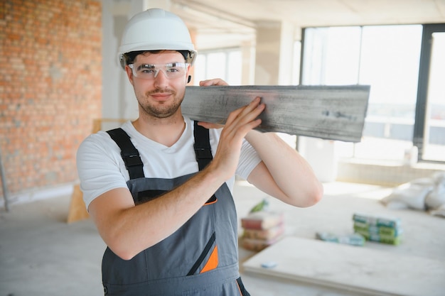 retrato de um belo trabalhador da construção no local de construção da indústria da construção