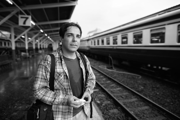 Retrato de um belo turista persa passando férias explorando a cidade de Bangkok em preto e branco