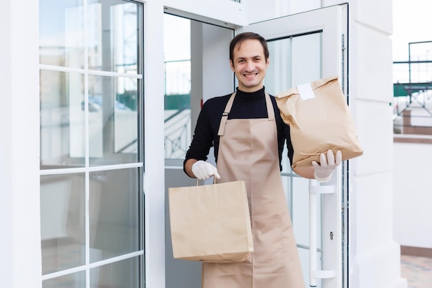 Retrato de um belo vendedor com o braço cruzado Retrato de um belo vendedor de supermercado em supermercado