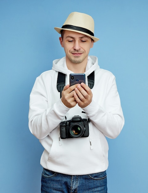 Retrato de um blogueiro com um telefone na mão se comunicando em um smartphone, videochamada