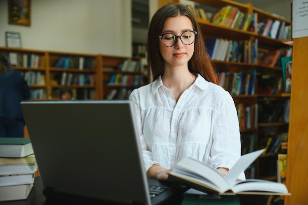 Retrato, de, um, bonito, estudante, em, um, biblioteca