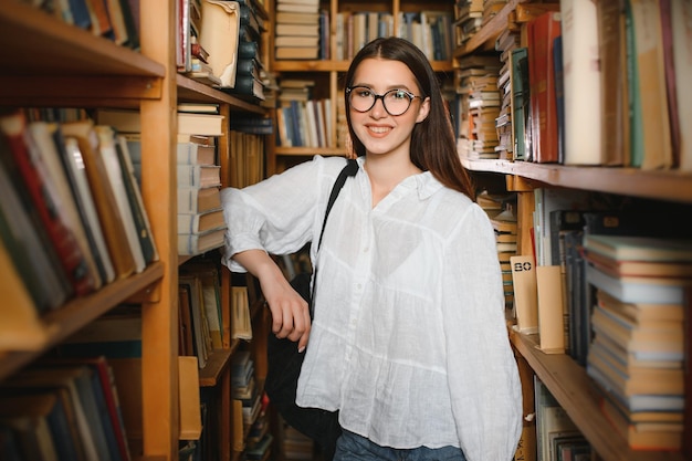 Retrato, de, um, bonito, estudante, em, um, biblioteca