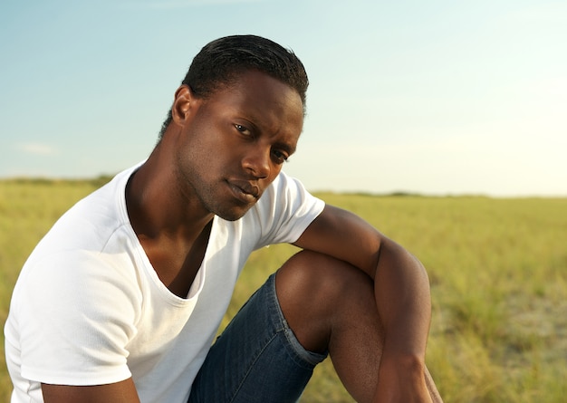 Retrato, de, um, bonito, homem jovem, relaxante, ao ar livre