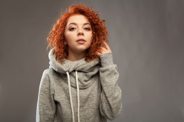 Retrato, de, um, bonito, jovem, curly-haired, menina, com, impetuoso, cabelo vermelho, olhando câmera