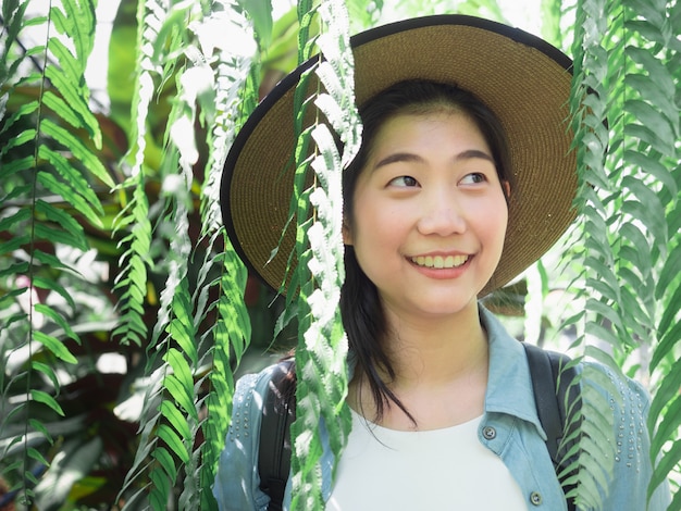 Retrato, de, um, bonito, jovem, mulher asian, desgastar, chapéu