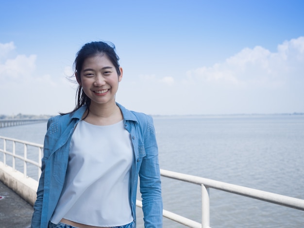 Retrato, de, um, bonito, jovem, mulher asian