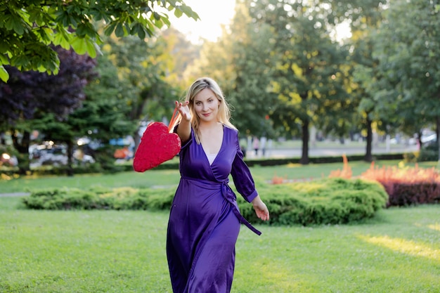 Foto retrato, de, um, bonito, loiro, mulher, em, parque público